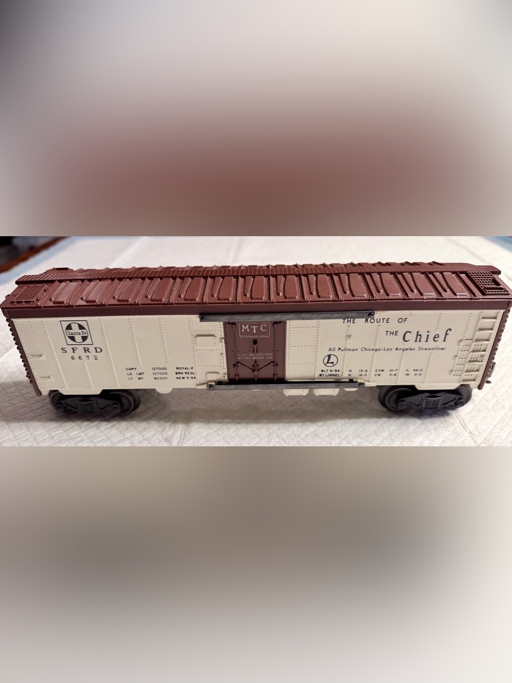 Vintage Lionel #6672 Refrigerated box car in C7+/C8 condition, variation C.
